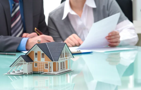 IMMOBILIENMARKT: Zinswende verlangsamt Immobilieninvestitionen in der Schweiz